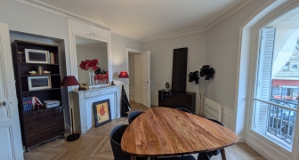 TRES BEAU BUREAU MEUBLE EN FACE DU PALAIS DE JUSTICE 